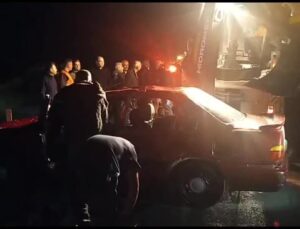 Amasya’da selde mahsur kalan otomobildeki 4 kişiyi ekipler kurtardı