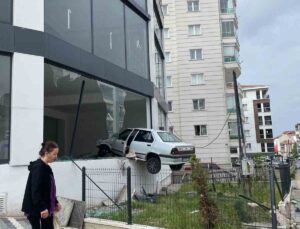 Ankara’da tuhaf trafik kazası, kaldırımdan seken araç dükkanda asılı kaldı