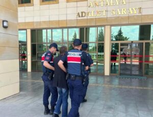 Antalya’da 41 ayrı suçtan 24 yıl 5 ay hapis cezasıyla aranan firari yakalandı