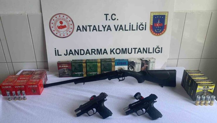 Antalya’da ruhsatsız tüfek ve tabanca ele geçirildi