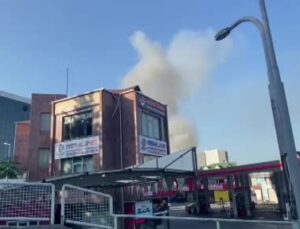 Bağcılar’da bir iş yerinin çatısında yangın çıktı, itfaiye müdahalesi sürüyor