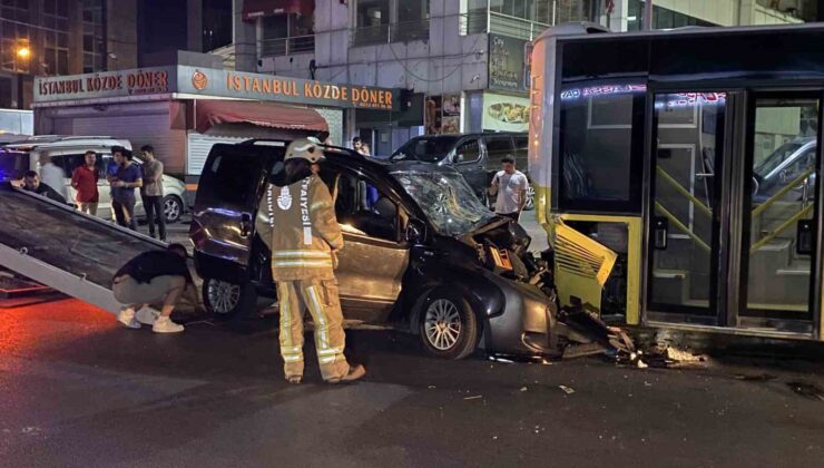 Bağcılar’da kontrolünü kaybeden sürücü İETT otobüsüne çarptı: 4’ü ağır 6 yaralı