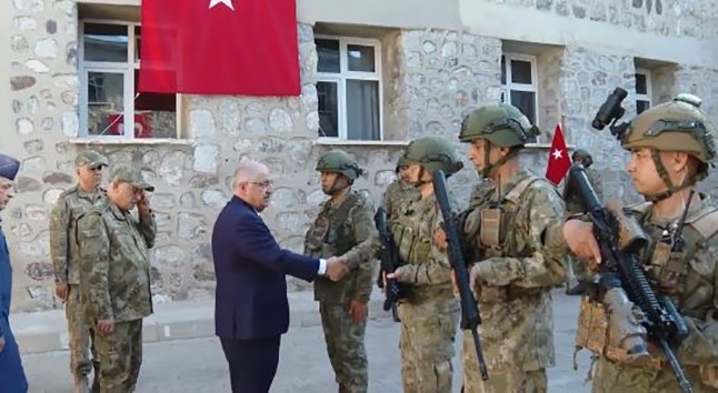 Bakan Güler Aktütün’de askerle bayramlaştı