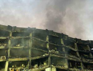 Başakşehir’de iş hanı yangının 3. gününde söndürme çalışmaları devam ediyor