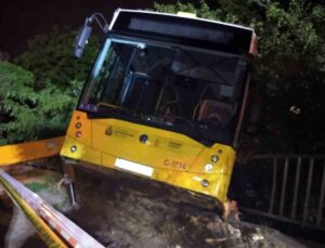 Beykoz’da freni boşalan otobüs bir evin bahçesine düştü