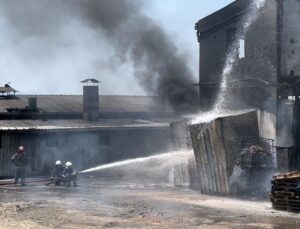 Bursa’da boya fabrikasında yangın çıktı: 2 yaralı