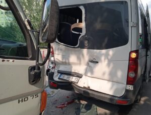 Bursa’da yolcu indiren servise kamyonet çarptı : 1 ağır 4 işçi yaralandı