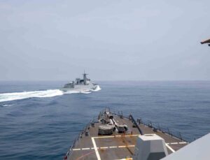 Çin savaş gemisinden Tayvan Boğazı’nda ABD gemisine yakın temas