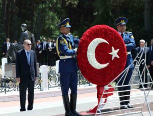 Cumhurbaşkanı Erdoğan, Bakü’de şehitliği ziyaret etti