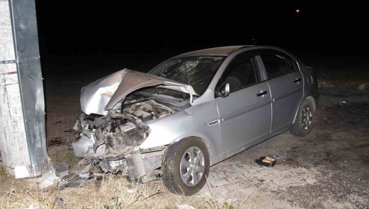 Elazığ’da kontrolden çıkan otomobil aydınlatma direğine çarptı: 6 yaralı