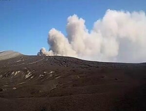 Endonezya’daki Anak Krakatau Yanardağı’nda patlama
