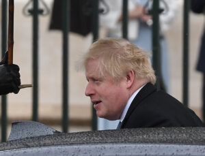 Eski İngiltere Başbakanı Johnson’un parlamentoyu “kasten” yanılttığı tespit edildi