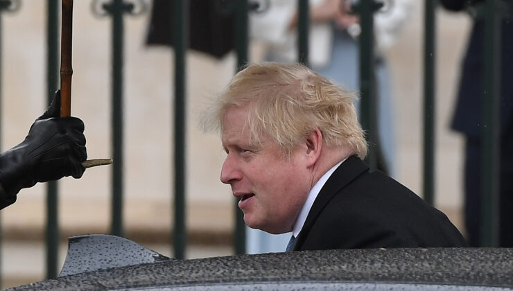 Eski İngiltere Başbakanı Johnson’un parlamentoyu “kasten” yanılttığı tespit edildi