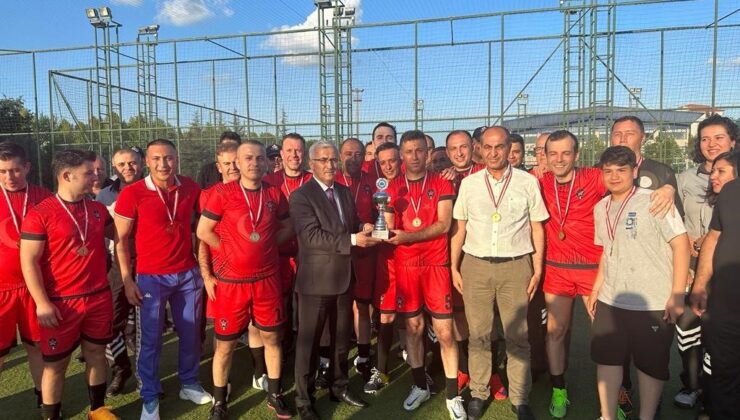 ESOGÜ Birimler Arası Personel Futbol Turnuvası’nda kupa sahibini buldu