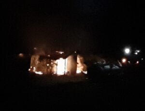 Evin yanındaki baraka alev alev yandı, itfaiye ekipleri faciayı önledi