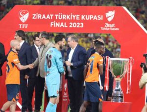 Fenerbahçe kupayı 5 yıldızlı formayla aldı