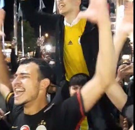 Galatasaray derbi galibiyetini ezeli rakipleriyle kutladı