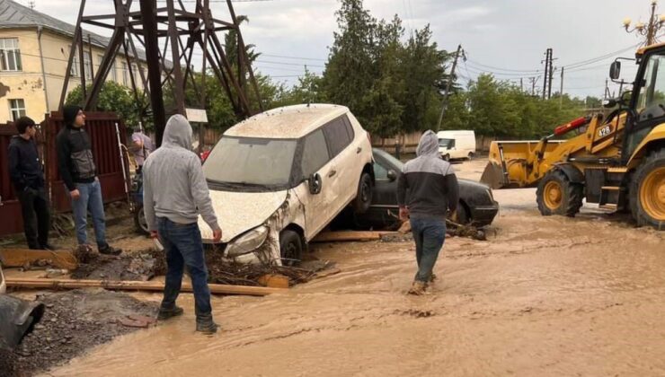 Gürcistan’da şiddetli yağış: Evleri ve bahçeleri sular bastı, araçlar hasar gördü