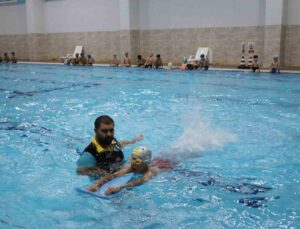 Haliliye’de çocuklar yüzme öğreniyor