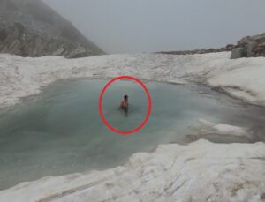 Haziran sonunda Uludağ’ın buzlu göllerinde yüzüyor