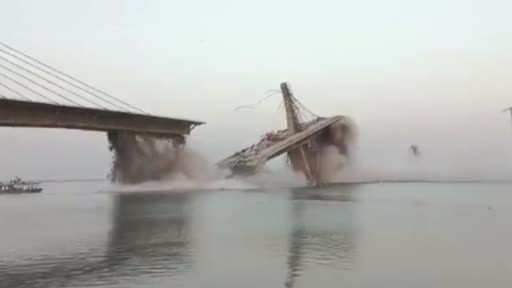 Hindistan’da yapım aşamasındaki köprü çöktü