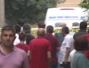 İzmir Bayraklı’daki bir evde yabancı uyruklu 3 şahsın cansız bedeni bulundu. Polis, olayla ilgili soruşturmasını sürdürüyor.