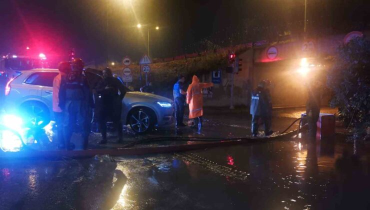İzmir’i sel vurdu: Araçlar suya gömüldü, yol trafiğe kapatıldı