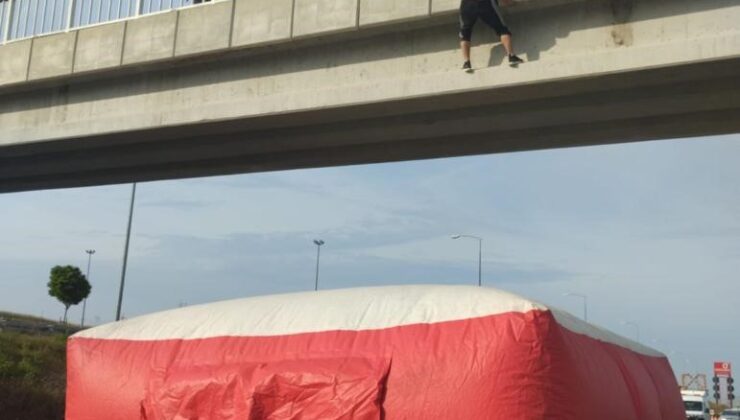 Köprüden atlayan şahsı itfaiyenin açtığı şişme yatak kurtardı