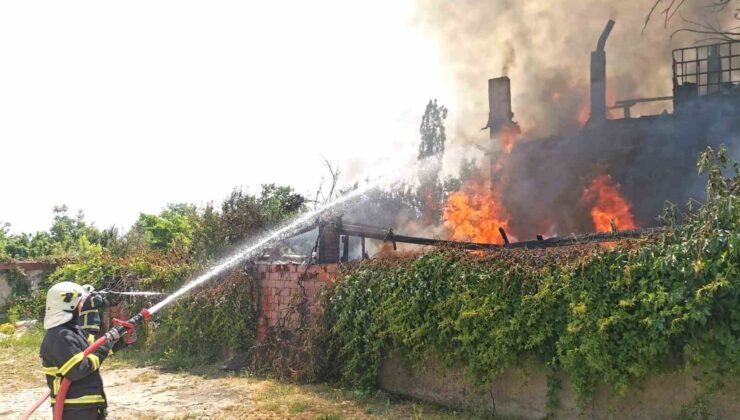 Kütahya’daki yangında bağ evi ve depo kül oldu