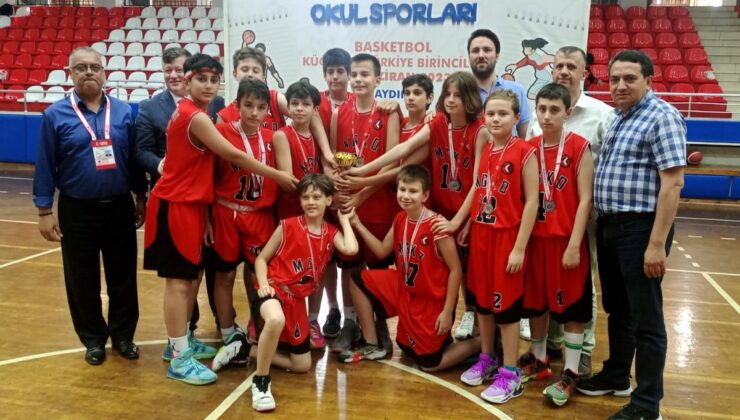 Macide Gazioğlu Ortaokulu Aydın’dan iki kupayla döndü