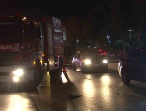 Maltepe’de otomobil reklam direğine çarptı: 2 yaralı