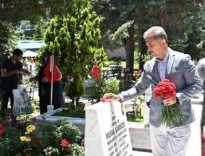 Mamak Belediye Başkanı Köse, Cebeci Askeri Şehitliği’ni ziyaret etti