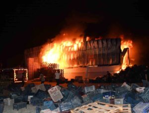 Mersin’deki plastik fabrikasında çıkan yangın söndürüldü