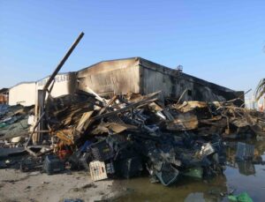 Mersin’deki plastik fabrikasında çıkan yangında hasarın boyutu gün ağarınca ortaya çıktı