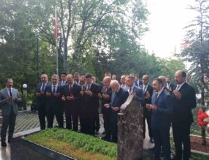 MHP lideri Bahçeli, Türkeş’in kabrini ziyaret etti
