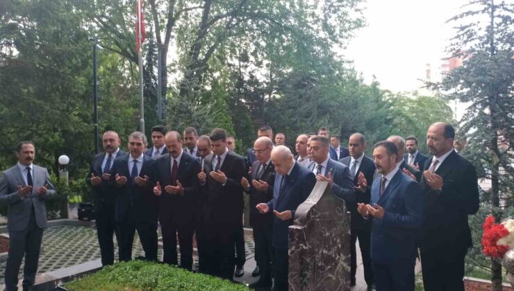 MHP lideri Bahçeli, Türkeş’in kabrini ziyaret etti