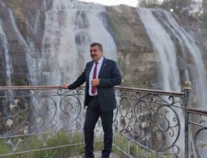 Milli Eğitim Bakanı Yusuf Tekin, baba ocağında çiçeklerle karşılandı