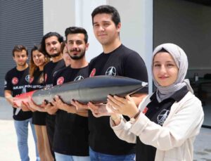 Öğrenciler 3 kilometre irtifaya çıkabilen roket tasarladı