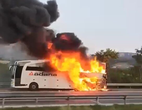 Otoyolda yolcu otobüsü yandı