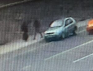 (Özel) İstanbul’da barışma teklifi kavgası kamerada: Dövdüğü kadın aracı taşladı