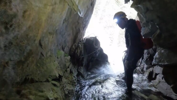 (Özel) Uludağ’da kar sularının eridiği mağarada tehlikeli macera