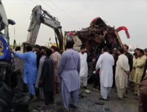 Pakistan’da otobüsler çarpıştı: 8 ölü