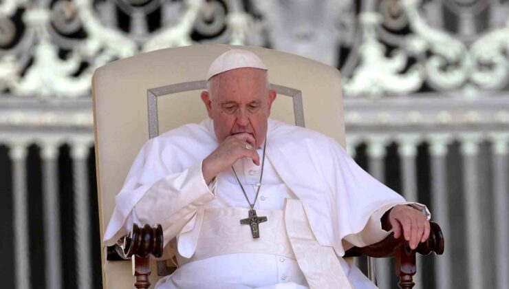 Papa Francis ameliyat için hastaneye kaldırıldı