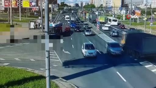 Rusya’da hızla gelen kamyon karşı şeride girdi: 12 yaralı