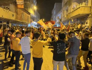 Silopi’de Galatasaray taraftarları şampiyonluğu yöresel halay eşliğinde kutladı