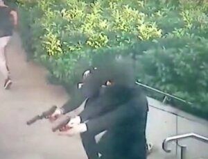 Şişli’de susturuculu silahla saldırı kamerada: Maskeli saldırganlar kurşun yağdırdı
