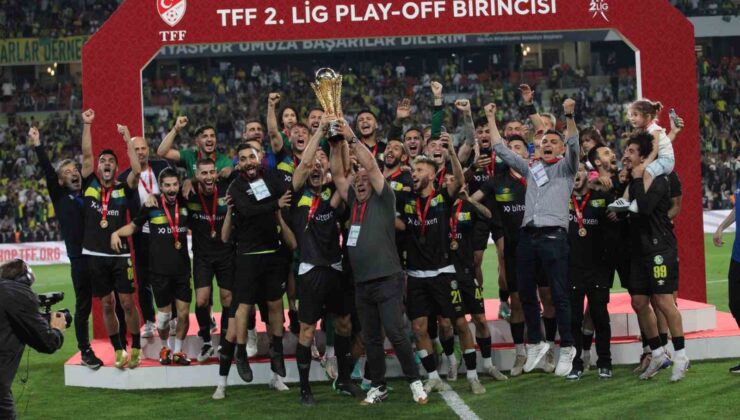 Spor Toto 1. Lig’e yükselen Şanlıurfaspor kupasını kaldırdı