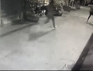 Taksim’de gece kulübünde “bakma” dehşeti kamerada: Defalarca bıçakladı