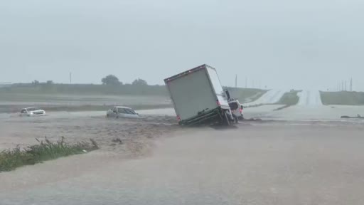 Texas’ta sel: Otoyol nehre döndü
