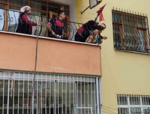 Tokat’ta kafası balkon demirine sıkışan çocuk kurtarıldı